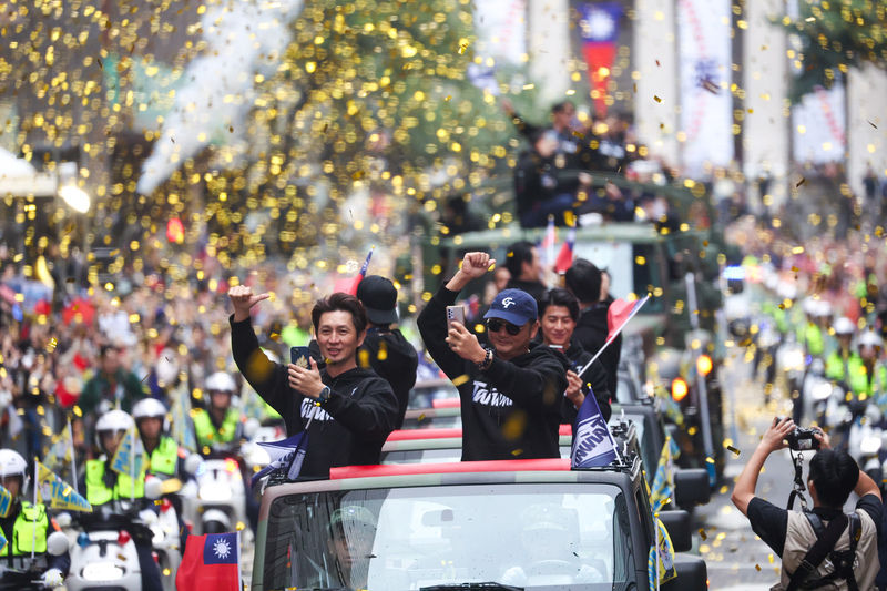 Cortège à Taipei des joueurs de l'équipe taïwanaise de baseball qui ont remporté la finale du championnat Premier 12 de la WBSC (photo : CNA)