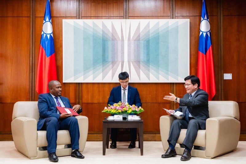 S‘khumbuzo Dlamini, le ministre du Développement et de l’Administration Tinkhundla et Lin Chia-lung (Photo CNA)