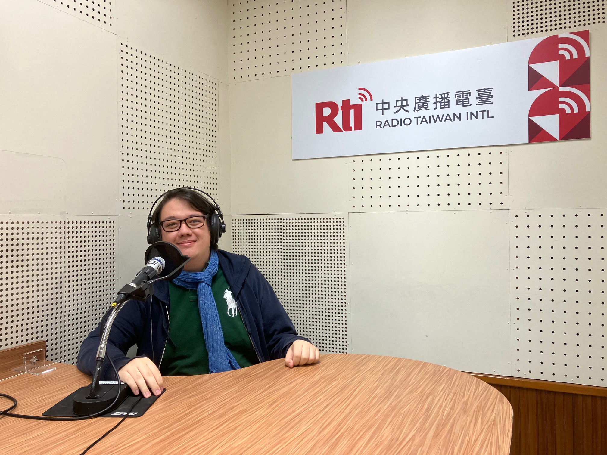 Alex Desmules, dans le studio de RTI. Il est l'auteur du mémoire de Master 2 à Sciences Po Lyon : La voix d'une puissance muette : du Service Central de Radiodiffusion à Radio Taïwan International, 96 années d'influence radiophonique de la République de Chine (1928-2024)