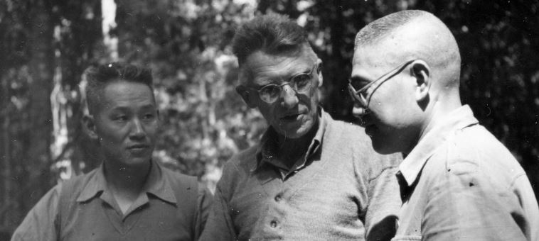 Les Généraux Sun Li-jen (gauche), Joseph Stilwell (centre) et Liao Yaoxiang (droite) discutent pendant la Campagne de Birmanie. (domaine public)