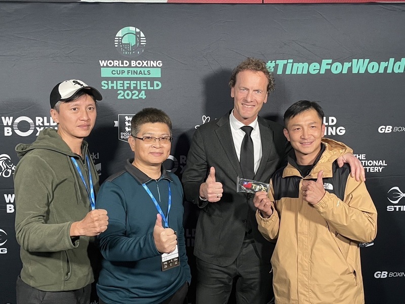 Le président de World Boxing Boris van der Vorst (2e à d.) rencontre des responsables de sport taïwanais en Angleterre (photo adm sport)