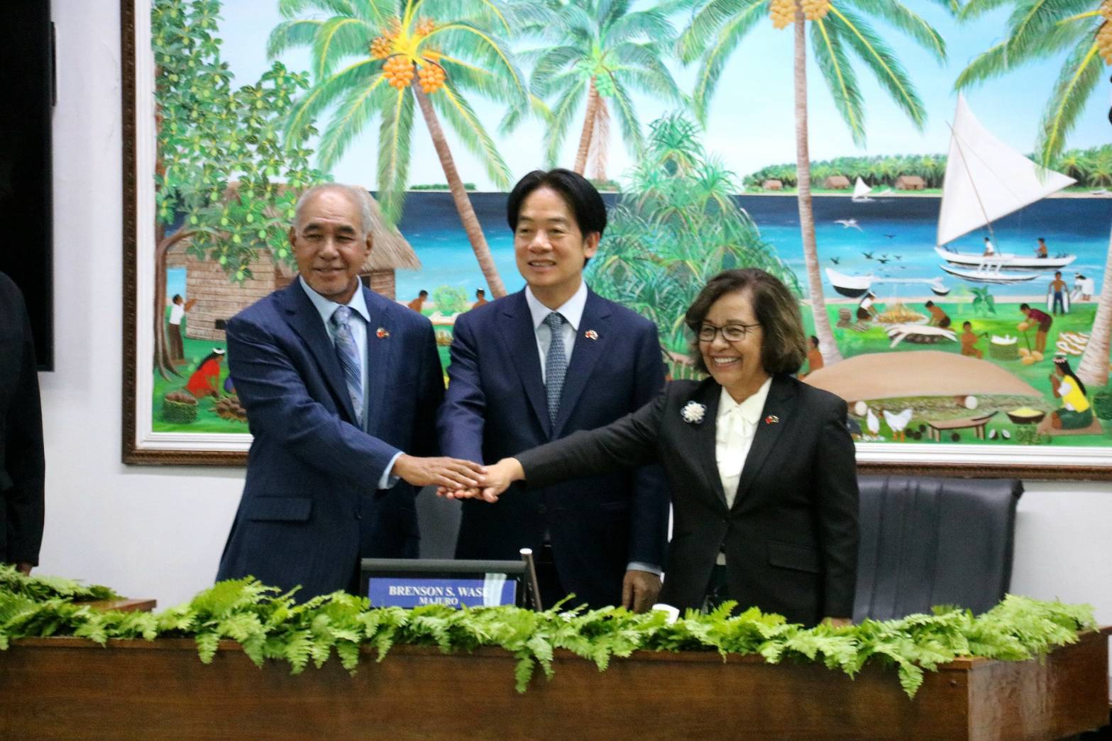 Le président taïwanais Lai Ching-te  (au c.) accueilli par la présidente Hilde Heine (à d.) et le président du Parlement Brenson Wase (à g.)  (photo Rti/O-Y)