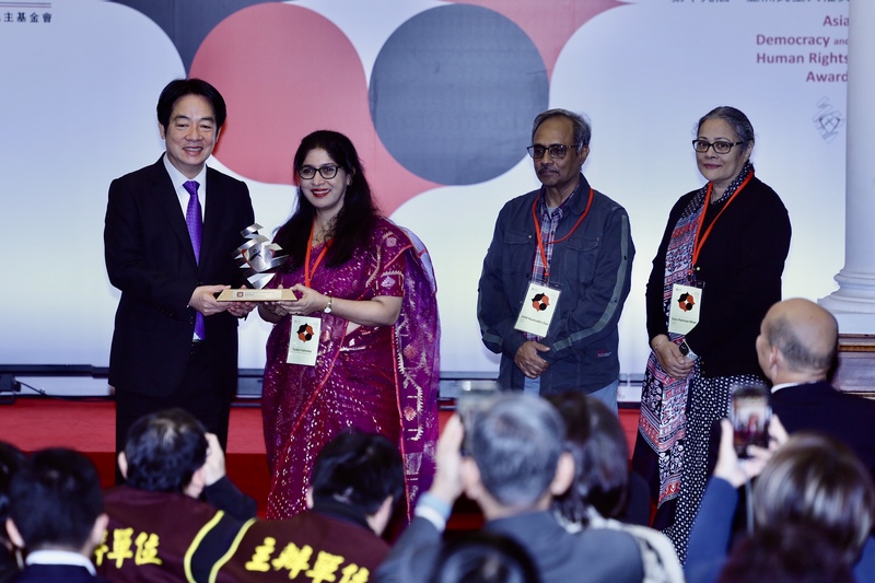Le Président Lai Ching-te Fondation décerne le prix de la Fondation taïwanaise pour la démocratie 2024 en Asie (Asia Democracy and Human Rights Award) à la Fondation bangladaise Odhikar (photo : CNA)
