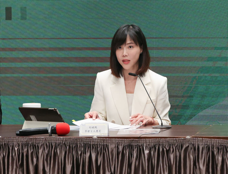 La porte-parole du gouvernement, Michelle Lee Hui-chih (李慧芝)  présente la plateforme de signalement de harcèlement dans la fonction publique (photo CNA)