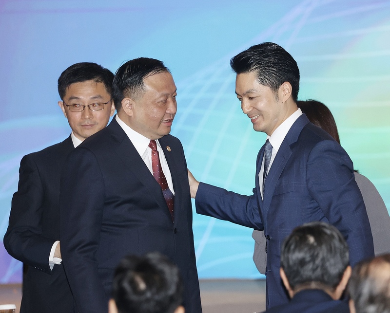 Le maire de Taipei Chiang Wan-an (droite) et le maire adjoint de Shanghai, Hua Yuan lors du Forum 2024 Taipei-Shanghai (photo : CNA)