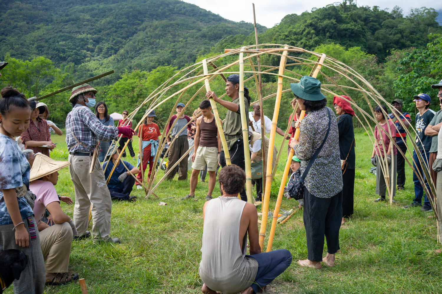 Ahung Masikad (portant le masque) anime un atelier de construction express en bambou à la convergence internationale de permaculture à Taïwan en décembre 2024 (photo : Sasa)