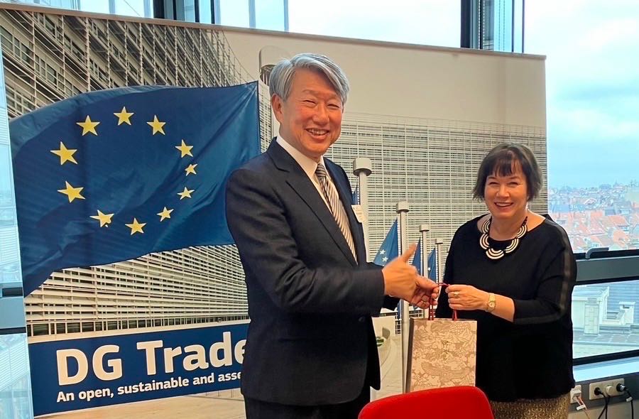 Le ministre de l’Économie, Kuo Jyh-huei, est en visite en Europe, sur la photo avec Sabine Weyand, directrice générale de la commission européenne du commerce (photo : ministère de l'Économie)