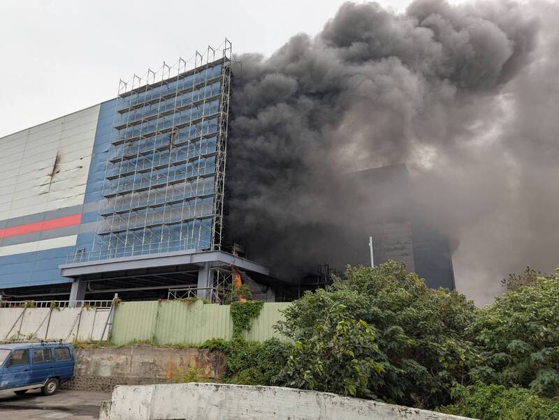 Incendie à l'entrepôt de PX Mart à Taichung (Photo CNA)