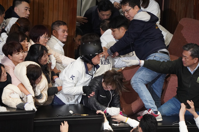 Examen des amendements controversés de trois lois : pourquoi le Parlement taïwanais devient-il un chaudron ? (photo CNA)