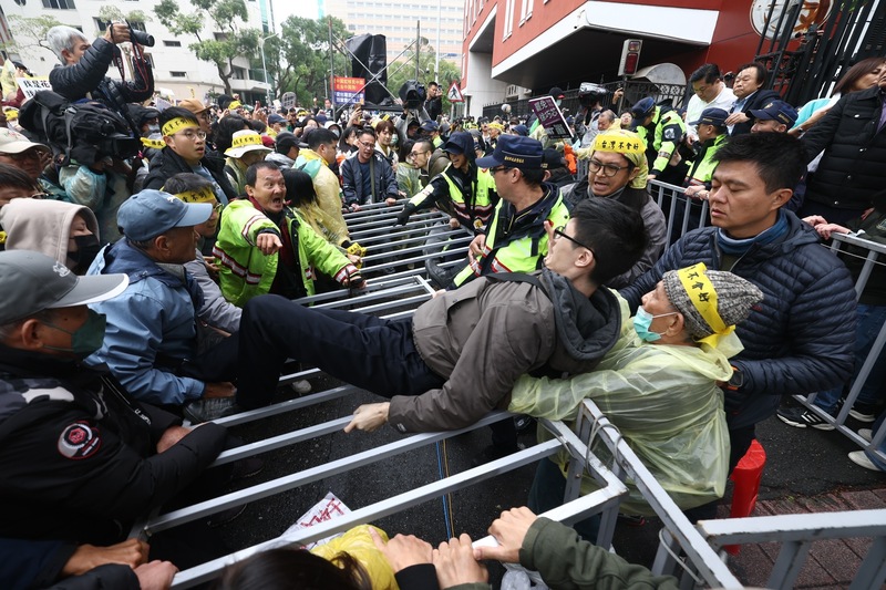 Les groupes civils manifestent et tentent de s'introduire dans l'enceinte du Parlement (photo CNA)