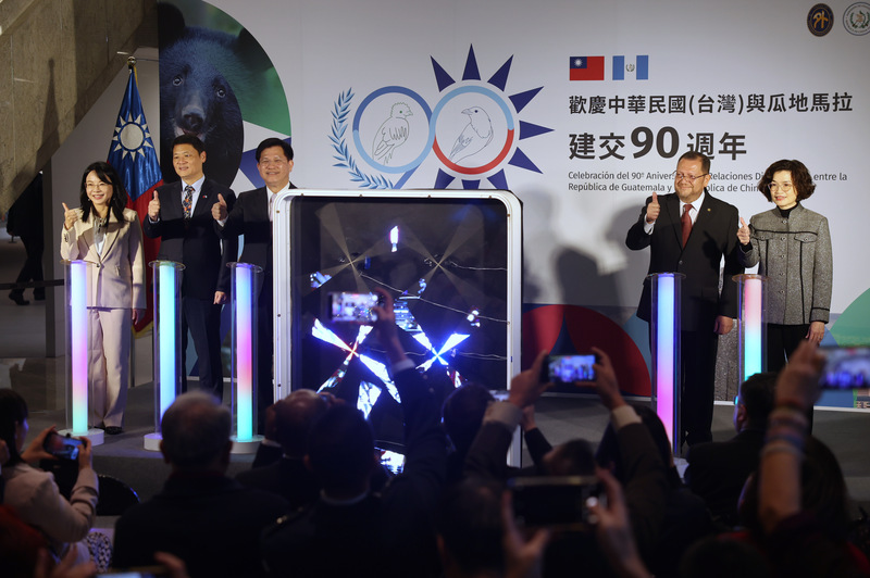 Le personnel diplomatique de Taïwan et du Guatemala célèbrent à Taipei les 90 ans des relations diplomatiques entre les deux pays (photo CNA)