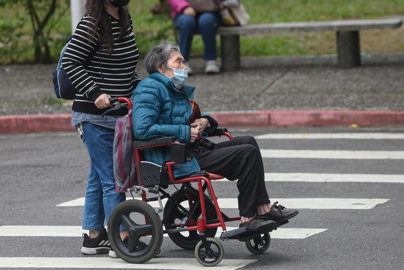 Selon un amendement adopté le 31 décembre 2024, toutes les familles comprenant une personne de plus de 80 ans pourront postuler pour obtenir une aide étrangère, indépendamment du fait que cette personne soit ou non en bonne santé (photo : CNA)