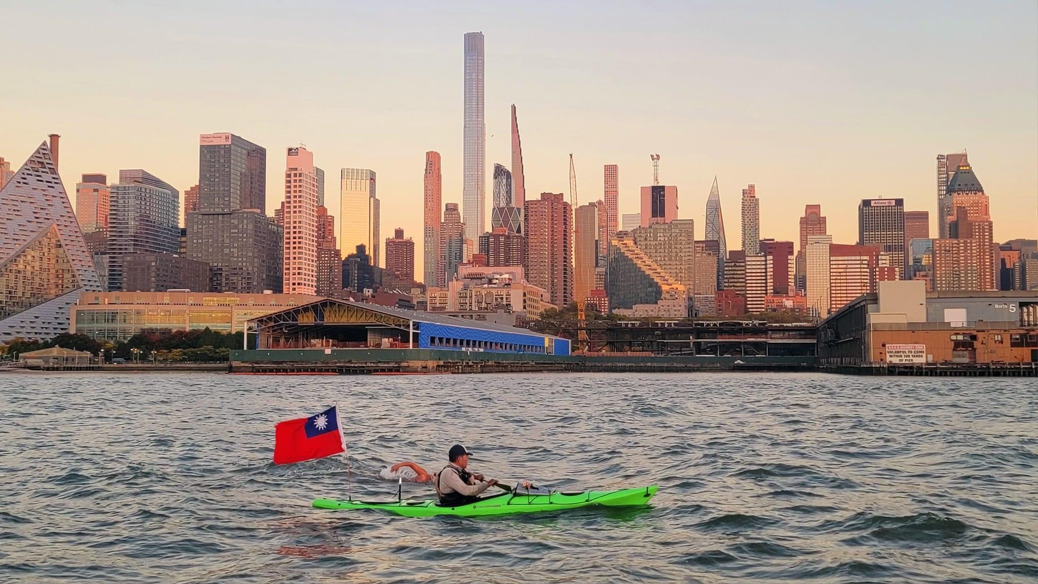 Hsu Wen-Erh nage autour de Manhattan, accompagnée d'un kayak (photo : aimable crédit)