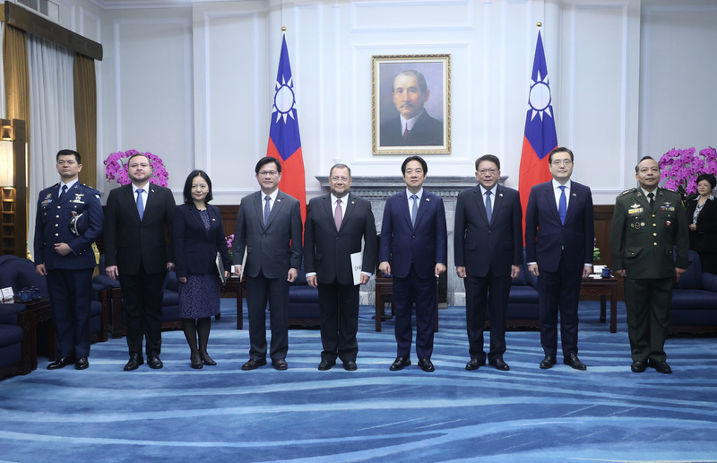 Le Président Lai Ching-te (6e à g.) reçoit le nouvel ambassadeur guatémaltèque Luis Estévez (5e à g.) au palais présidentiel (photo, CNA)