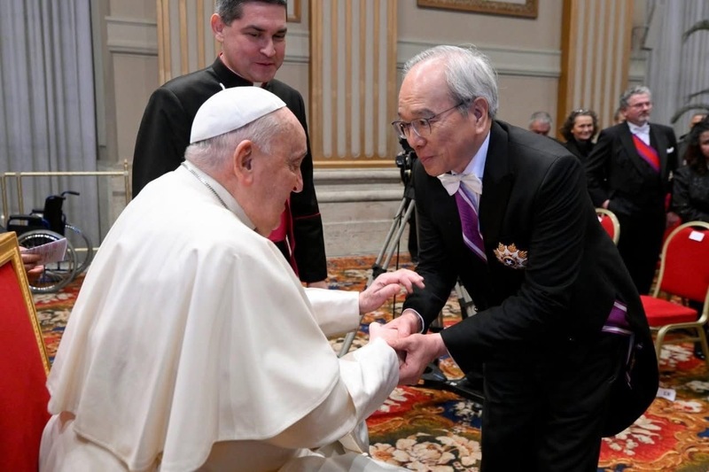 Le Pape François salue l'ambassadeur taïwanais Matthew Lee Shih-ming (李世明) (Photo CNA)