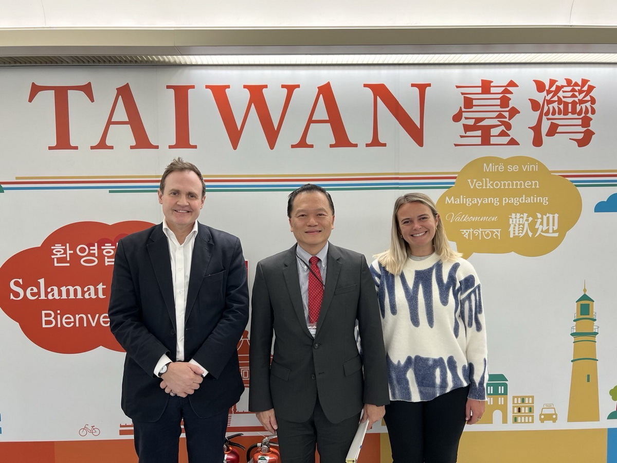 Tom Tugendhat(1er à g.) reçu à Taïwan (photo, MOFA)