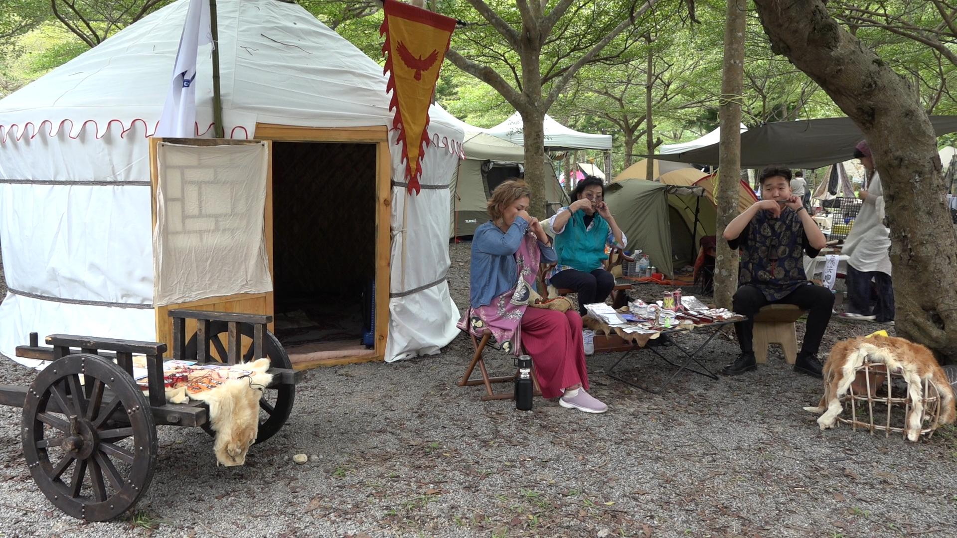 Yourte mongole, devant laquelle Ayush, Tsendayush et Batnyam improvisent à la guimbarde pendant la matinée, tenant le stand (photo Rti)