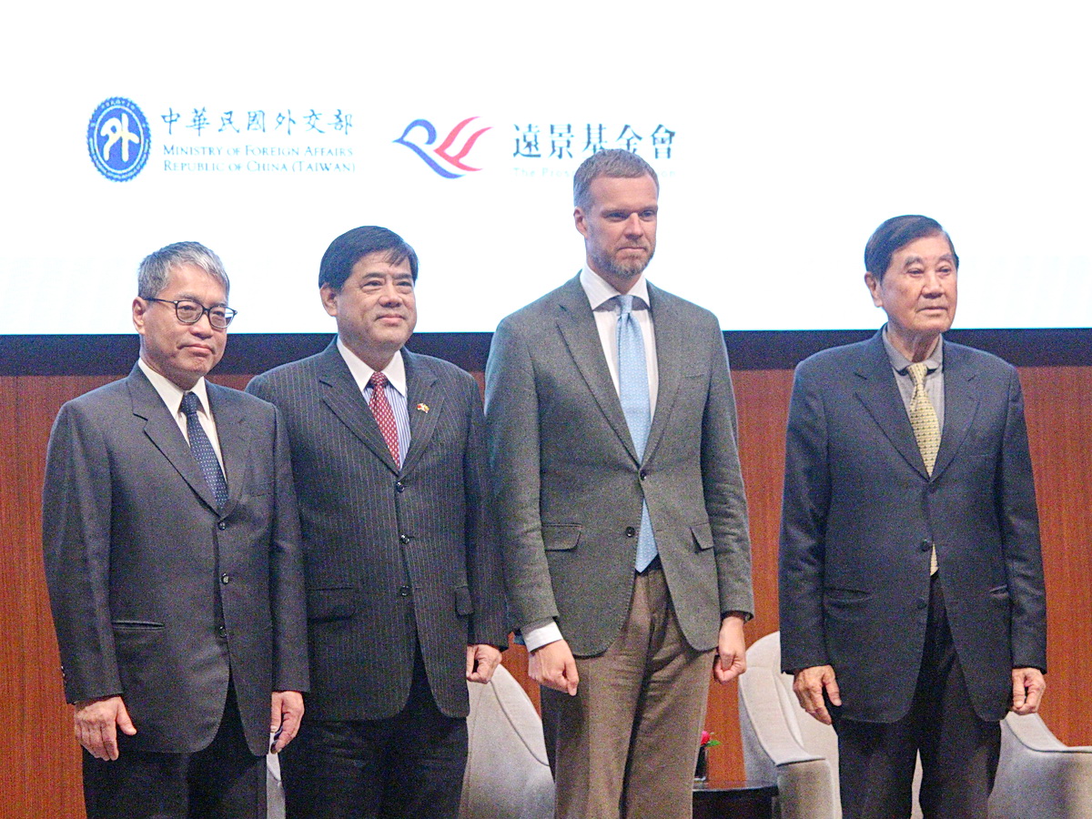 L'ancien ministre Gabrielius Landsbergis (2e à droite) est aux côtés du vice-ministre Chen Li-kuo (2e à gauche) à la Prospect Fondation (photo Rti)