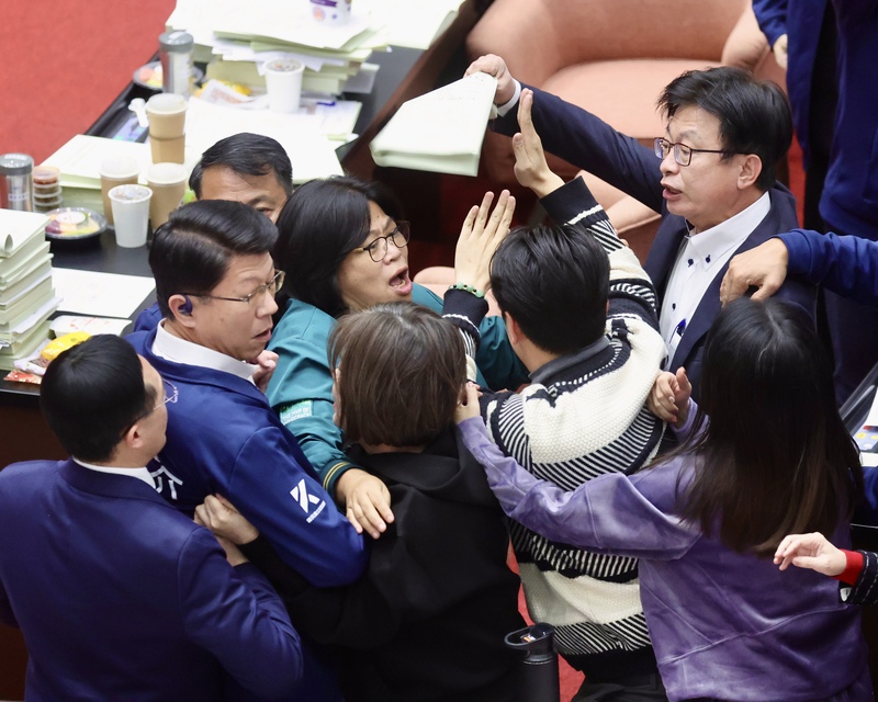 Dispute entre députés du KMT et du DPP sur le budget 2025, au Yuan législatif le 21 janvier (photo : CNA)