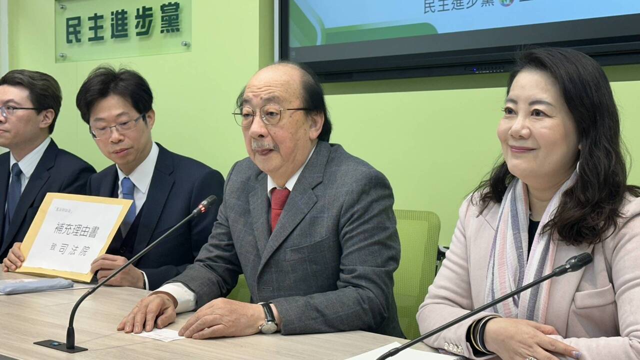 Le leader du groupe parlementaire du DPP Ker Chien-ming (2e à d.) (photo, Rti/Liu)