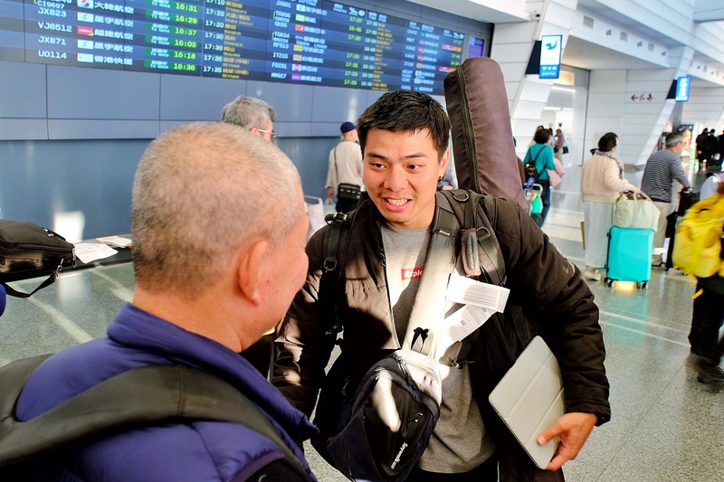 Le ressortissant taiwanais Hsieh Yue-peng (謝岳鵬), piégé par une offre d'emploi à l'étranger, a été kidnappé par un réseau d'arnaques en ligne au Myanmar. Il a pu être secouru grâce à la coopération des polices taïwanaise et thaïlandaise et est rentré à Taïwan le 14 janvier 2024. On le voit, sur la photo, accueilli par son père à l'aéroport à Taiwan. (Image : CNA)