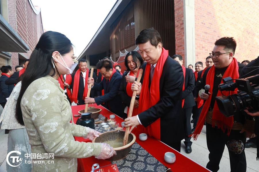 Song Tao (2e à d.), directeur du Bureau des affaires taïwanaises du PCC et la députée taïwanaise Chen Yu-chen (3e à d.) (photo, Bureau des affaires taïwanaises)