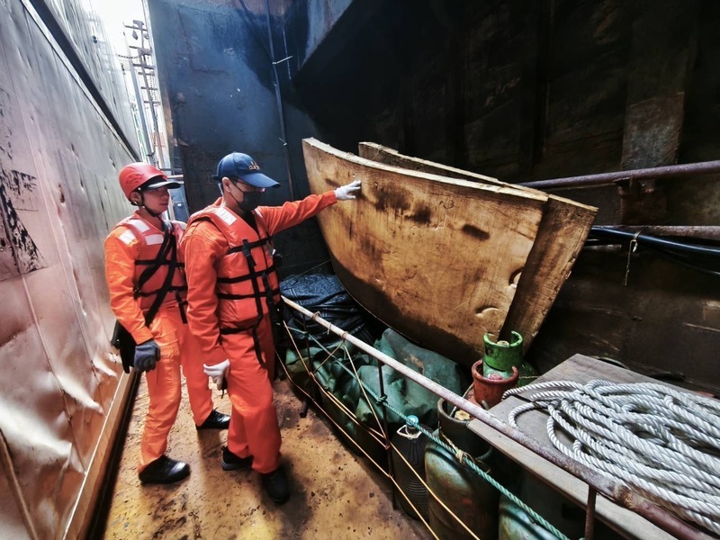 Contrôle à bord d'un navire battant pavillon mongole mené par les garde-côtes la nuit du 23 au 24 janvier (photo, garde-côtes)
