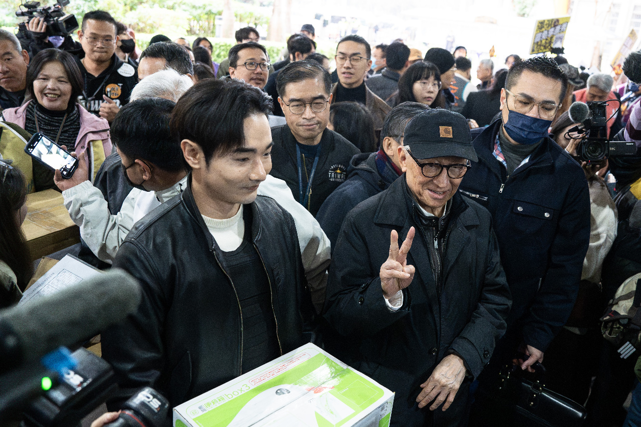 Tsao Hsing-cheng (devant, à d.), fondateur de l'UMC (photo Rti/Yang)