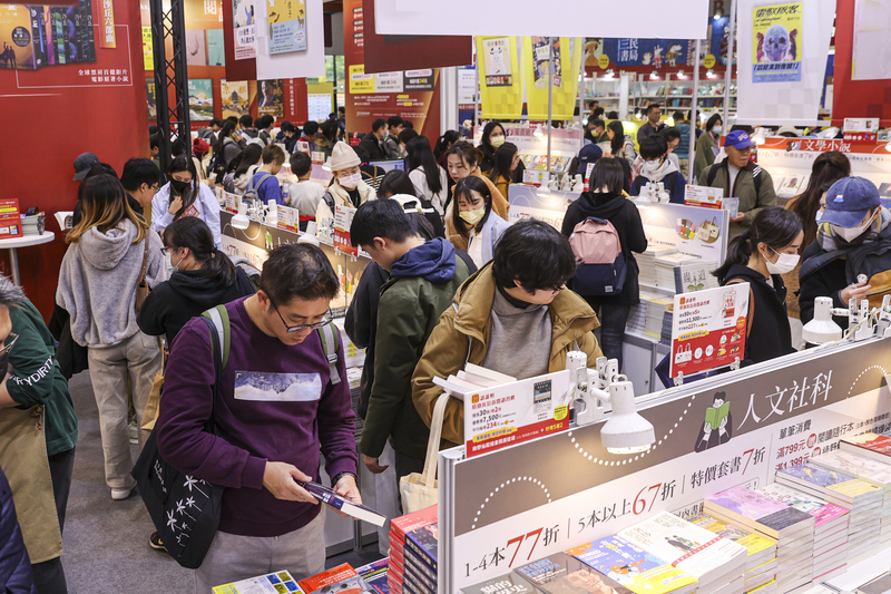 De nombreux Taïwanais se sont rendus au Salon international du livre de Taipei 2025 dès le premier jour d'ouverture (photo : CNA)