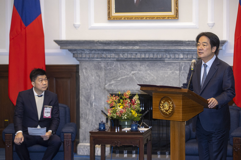 Le président Lai Ching-te (à d.) s'adresse aux lauréats du Outstanding ICT Elite Award 2024 (photo CNA)