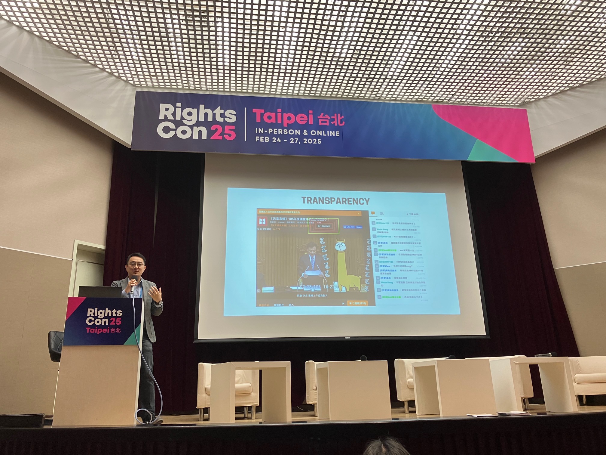 Lors du Sommet RightCon 2025 à Taïwan, Hung Kuo-chun,rédacteur en chef de Watchout 沃草, présente les activités de ce média citoyen en faveur de la transparence du parlement (photo : Sasa)
