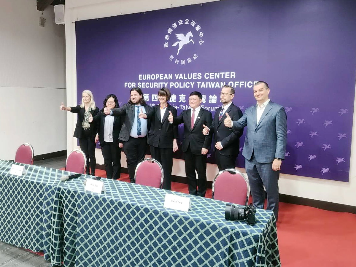 Forum Tchéco-taïwanais ; Lin Chu-en est le 3e à droite (photo Rti)