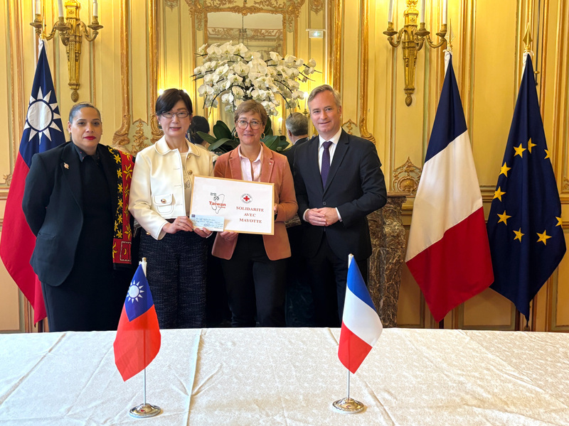 La représentante de Taïwan en France Hao Pei-chih [郝培芝] a remis hier à la Croix-Rouge française un chèque de 250 000 euros au nom du gouvernement taïwanais pour aider à la reconstruction de Mayotte (Image : CNA)