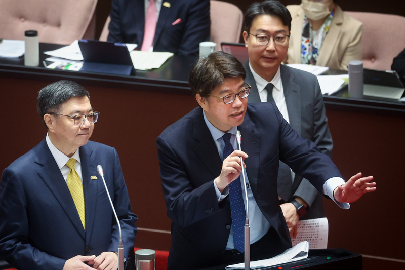 Le président de la commission ministérielle des affaires continentales (MAC), Chiu Chui-cheng (à droite) répond, à côté du Premier ministre Cho Jung-tai, aux questions des députés au Yuan législatif (photo : CNA)