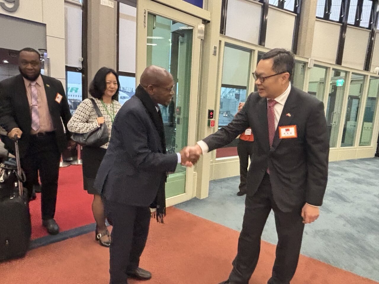 Le ministre des Affaires étrangères de Saint-Christophe-et-Niévès Denzil Douglas accueillie par le vice-ministre taïwanais des Affaires étrangères Chen Ming-chi (photo MOFA)