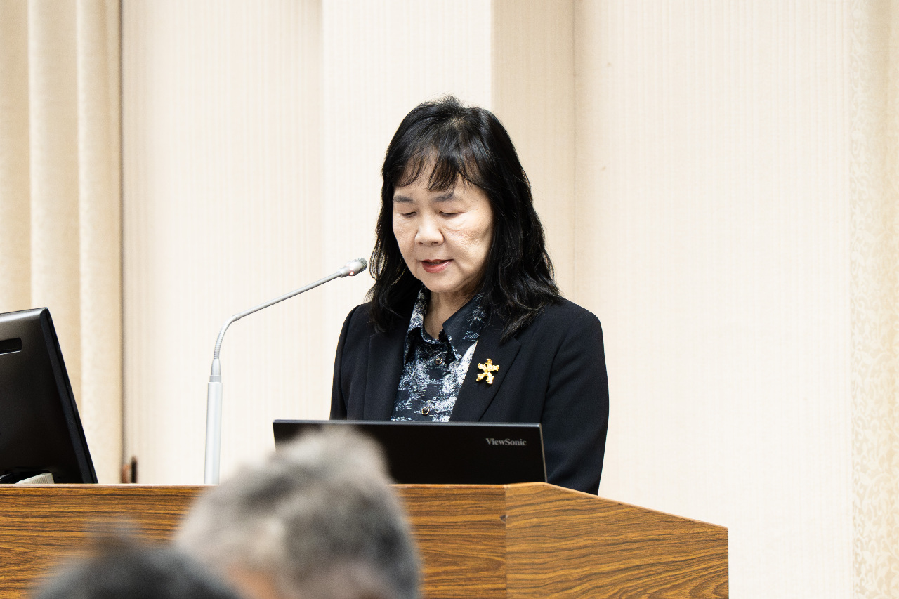 Miao Hui-fen (苗蕙芬), directrice du département de l'évaluation intégrée du ministère de la Défense, présente le rapport (photo Rti)