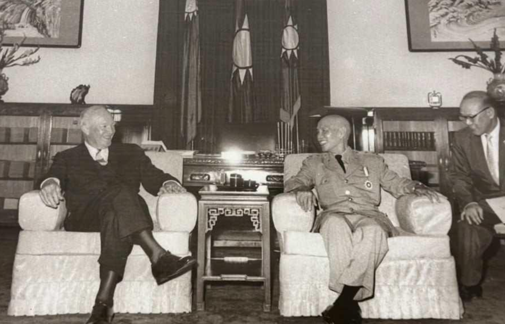 Les relations entre le Président Dwight Eisenhower et Chiang Kai-shek furent ombrageuses. Si Eisenhower avait promis de « déchainer Chiang », il n’autorisa que peu les Nationalistes à organiser leur contre-attaque, juin 1960. (source : Collection du Mémorial Chiang Kai-shek, domaine public)