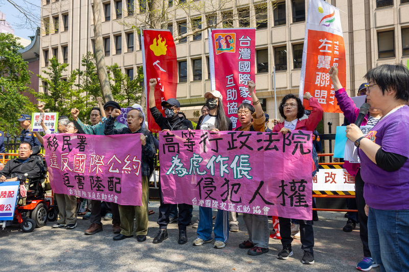 Conférence de presse de l'influenceuse Liu Zhenya (au centre avec la casquette blanche) le 25 mars 2025 avant son départ, le soir même, pour la Chine (photo : CNA)