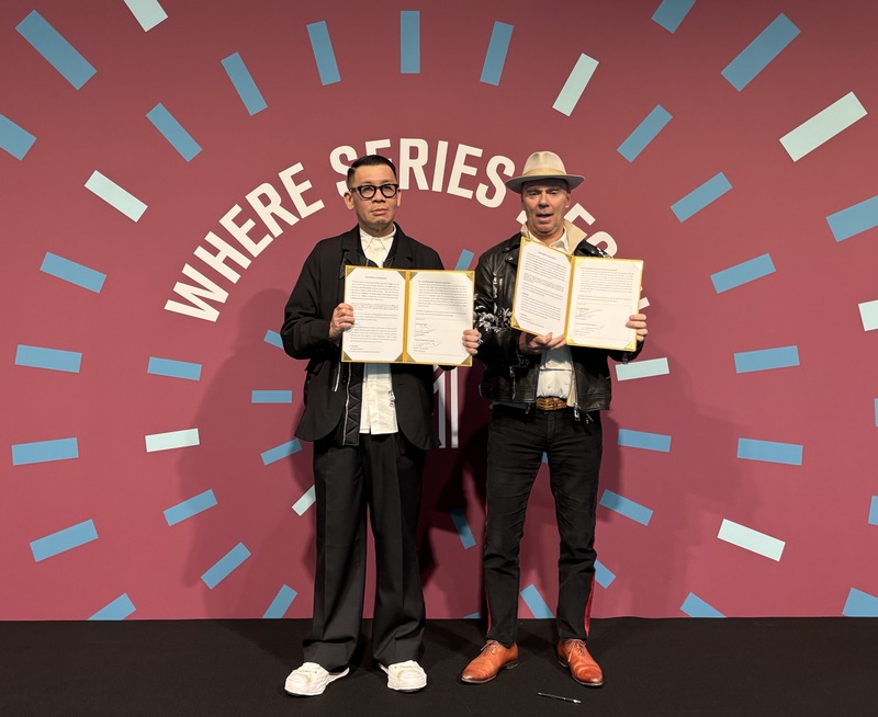 Homme Tsai, directeur de TAICCA, et Pascal Breton, fondateur de Federation Studios, signent un protocole d'entente (photo CNA)
