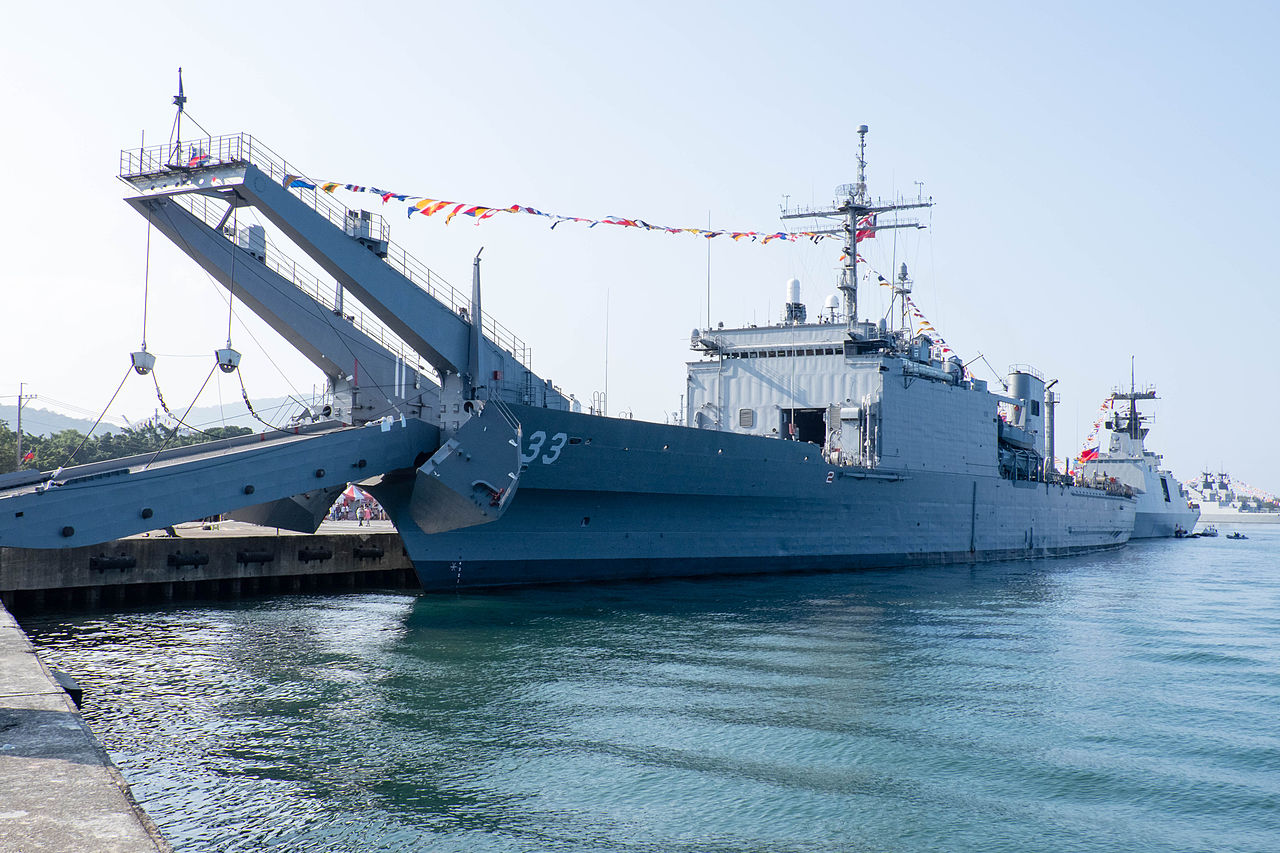 Le navire militaire taïwanais de classe Chung Ho immatriculé (LST-232) (玄史生, CC0, via Wikimedia Commons)