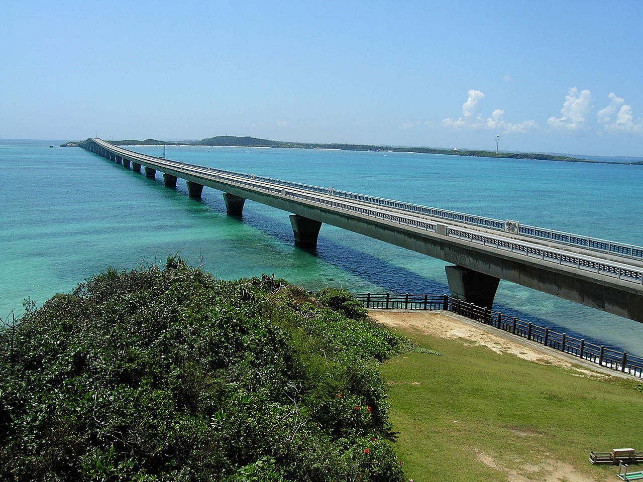 Le pont d'Ikema, dans les îles Sakishima, dans le sud de l'archipel d'Okinawa (Image : By Metatron - Own work, CC BY-SA 3.0, https://commons.wikimedia.org/w/index.php?curid=1627174)