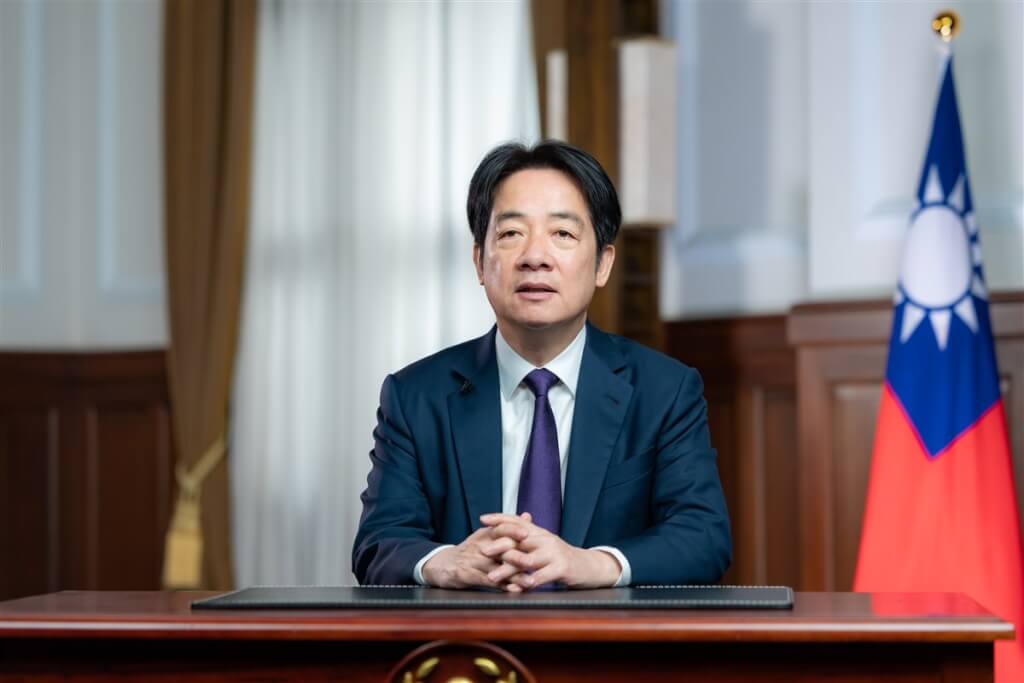Le président Lai Ching-te s'adresse au public au sujet des mesures du gouvernement pour faire face aux tarifs douaniers américains (photo fournie par la Présidence)