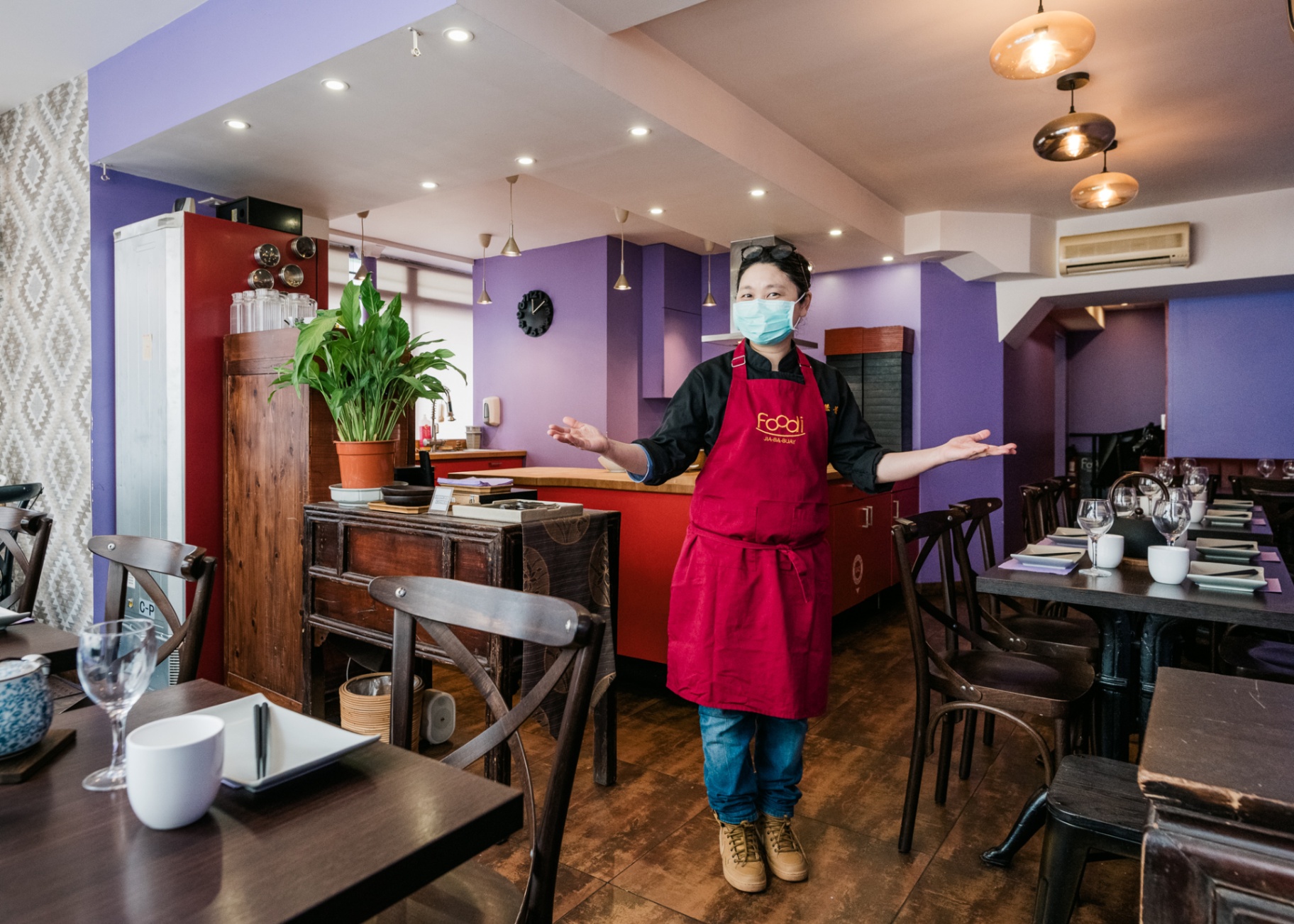 Virginia Chuang dans son restaurant parisien Foodi Jia Ba Buay (photo Facebook Foodi Jia Ba Buay)