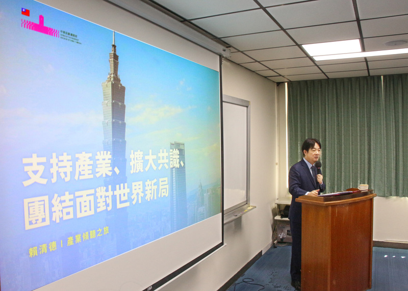 Le président Lai Ching-te (賴清德) s'est rendu au parc des sciences et des technologies de Taichung pour rencontrer les industriels taïwanais et présenter la réponse de Taïwan face aux droits de douane américains (photo CNA)
