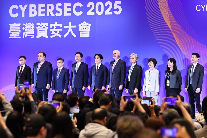 Au centre : le Président Lai Ching-te et le directeur de l'Institut américain à Taiwan Raymond Greene, lors de l'inauguration de la conférence CYBERSEC 2025 (photo : CNA)