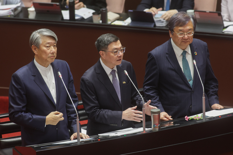 Le Premier ministre Cho Jung-tai (au centre), le ministre de l'Economie Kuo Jyh-hui (à gauche) et le ministre de la Santé Chiu Tai-yuan (à droite) s'expliquent devant le Yuan législatif sur la nouvelle vague de droits de douane que Donald Trump annoncera prochainement sur les semi-conducteurs et les produits pharmaceutiques (photo : CNA)