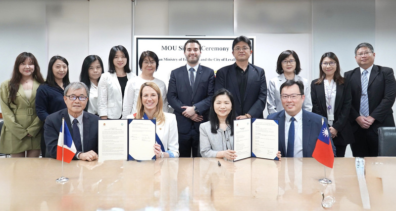 La maire de Levallois Agnès Pottier-Dumas et le ministre de l'Education taïwanais Cheng Ying-yao signent un accord de coopération (Image : CNA fournie par le ministère de l'Education)