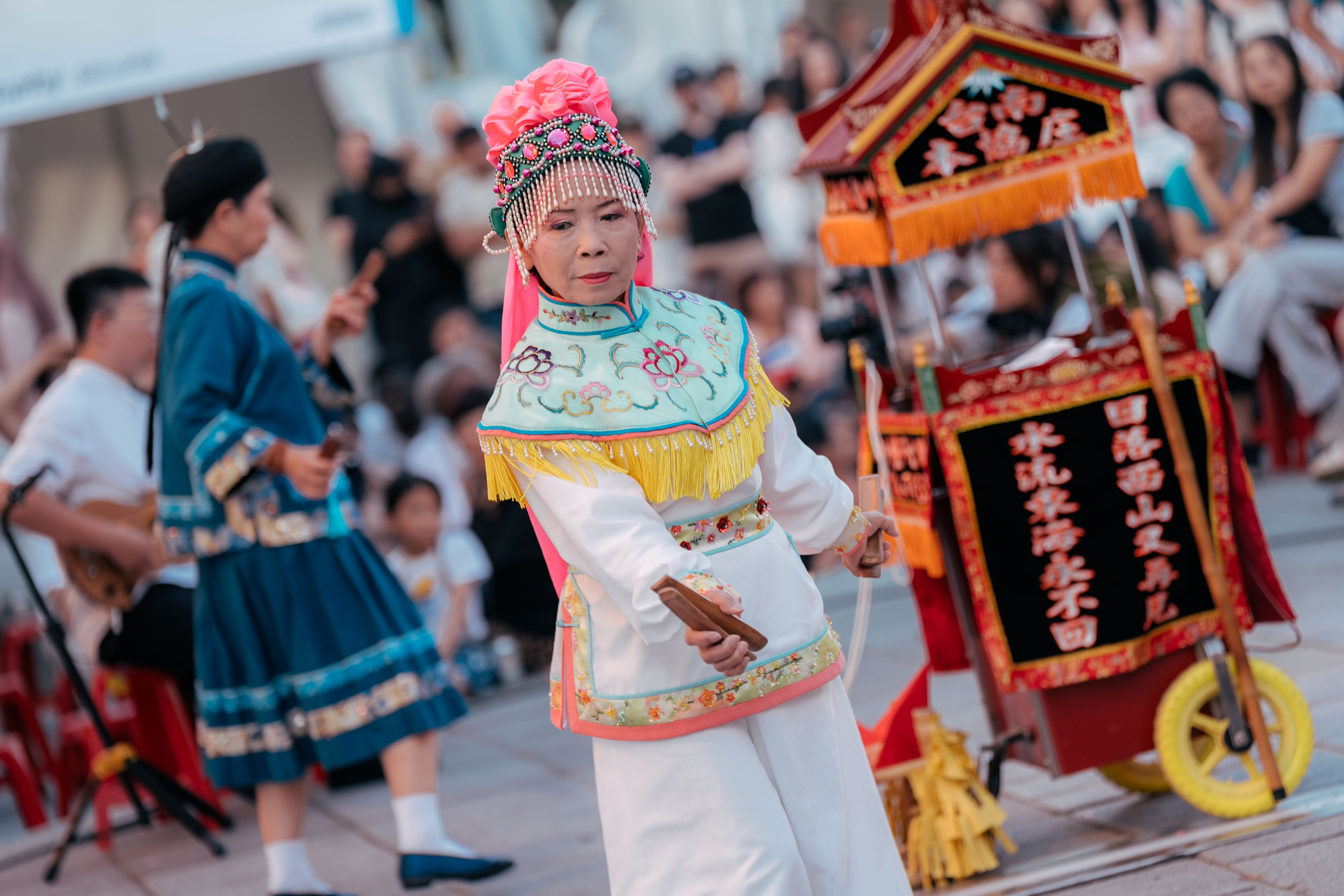 Rituel de Khan Bong Koa interprété par la troupe Feng Zhong Deng lors des Olympiades culturelles aux JO de Paris (photo fournie par le ministère de la Culture)