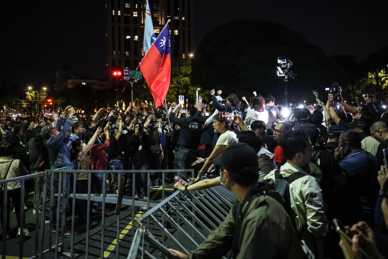 Légers débordements lors du rassemblement des supporters du KMT devant le tribunal de Taipei le 17 avril (Photo CNA)