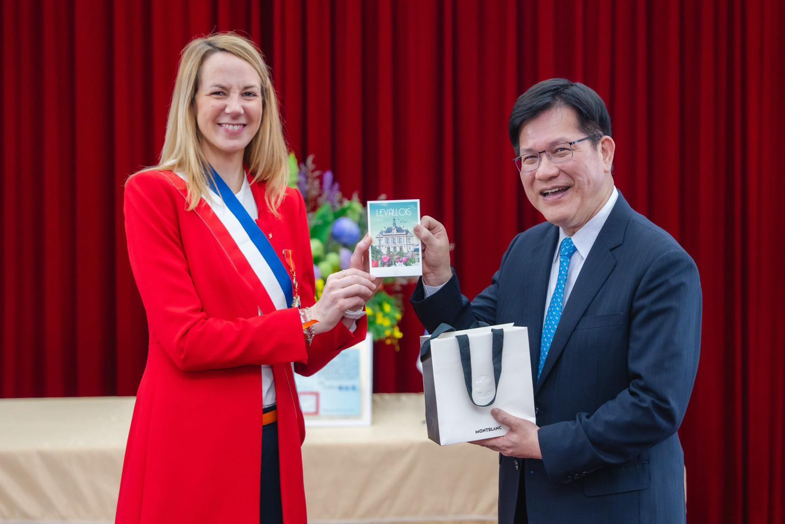 Agnès Pottier-Dumas, maire de Levallois-Perret et le ministre des Affaires étrangères Lin Chia-lung (Photo FB de François Wu)